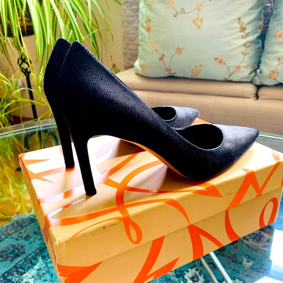 ✨ Via Spiga✨ Black V-Idalis Textured Leather Pumps - Picture 5 of 13